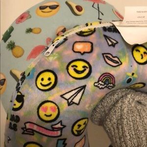 Memory foam neck pillows